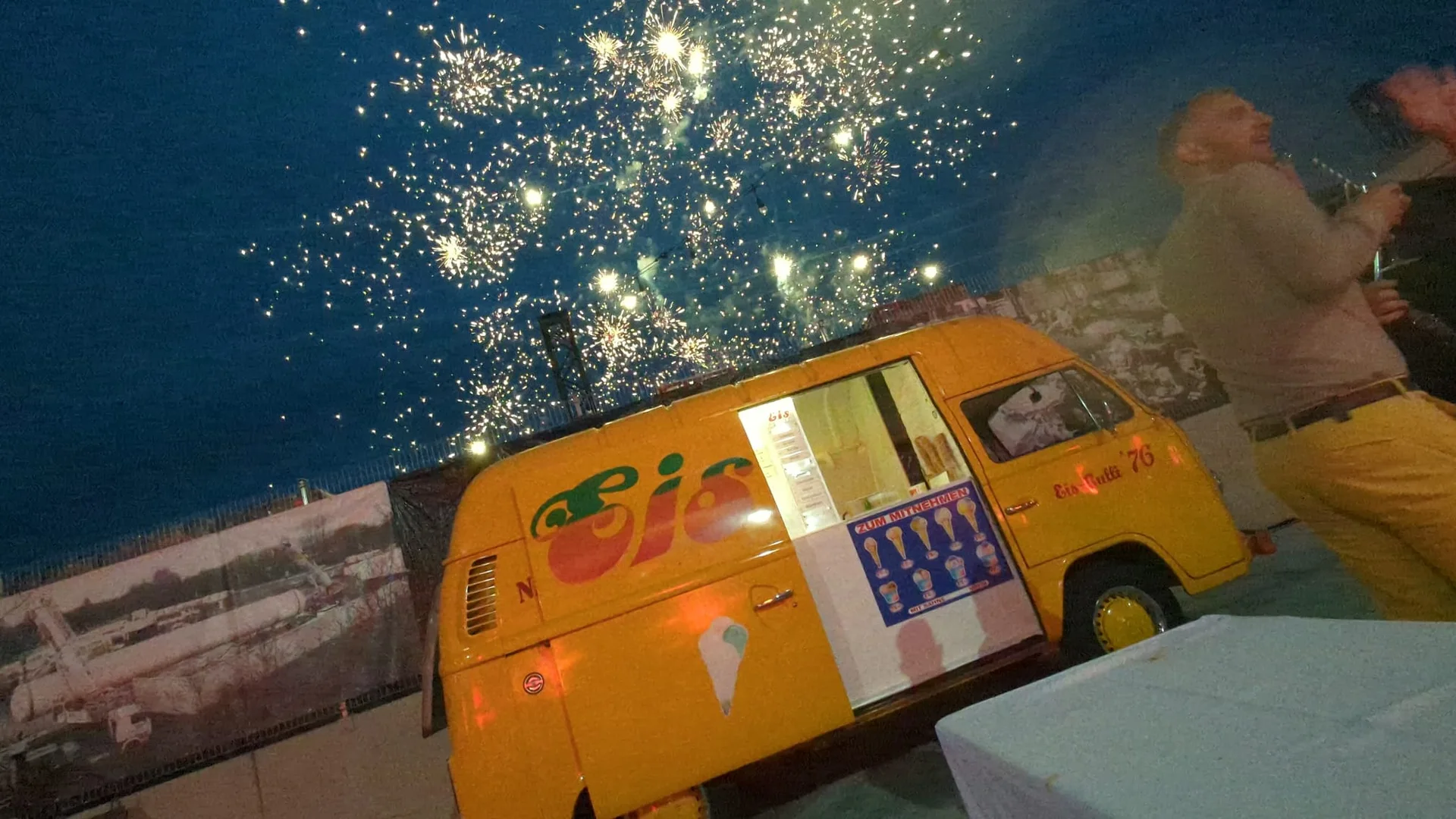 Der Eis-Bulli 76 unter einem großen Feuerwerk am Abend